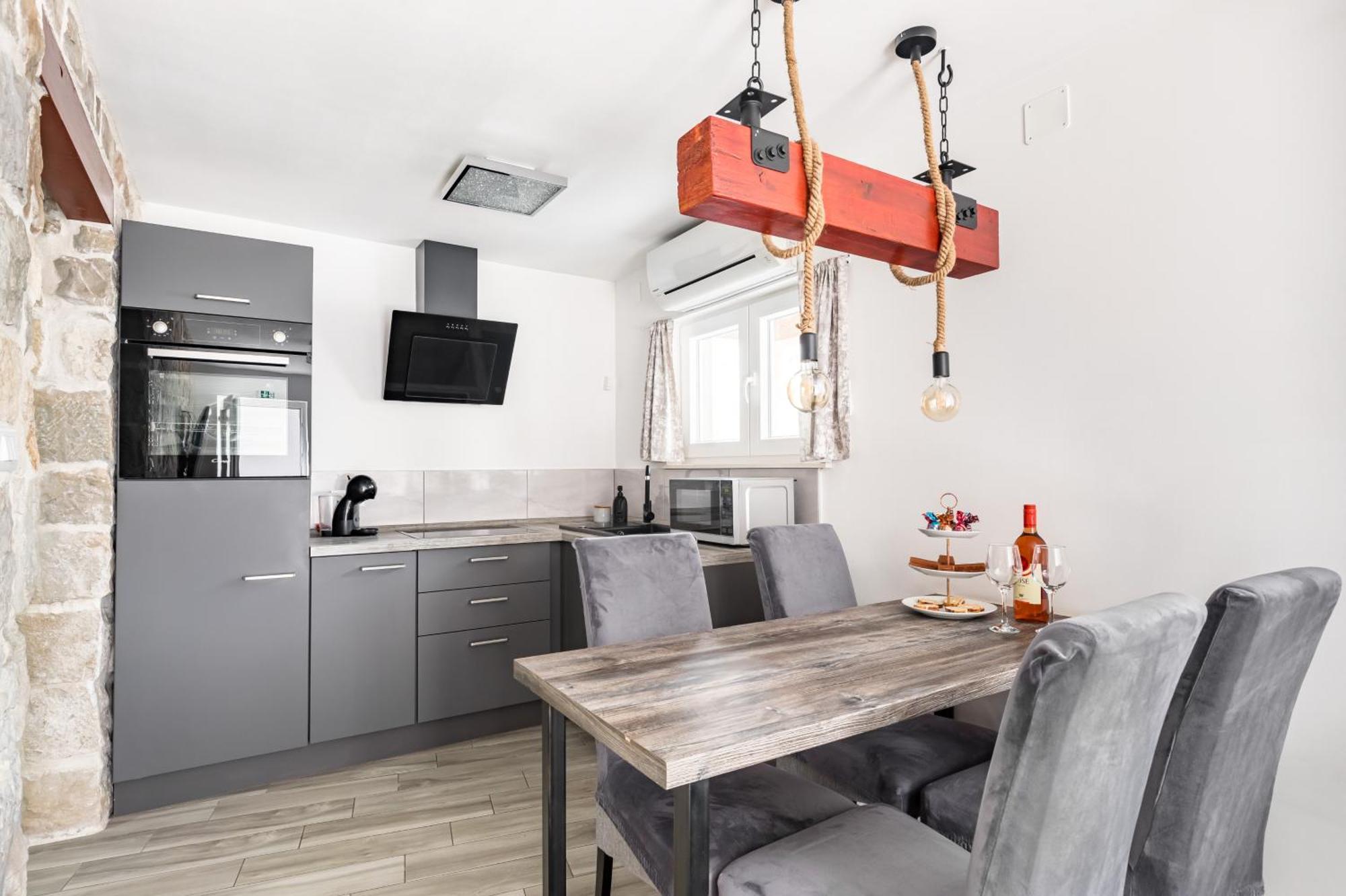 Heritage Apartman Geza In Centar With Private Parking Kaštela Exterior foto