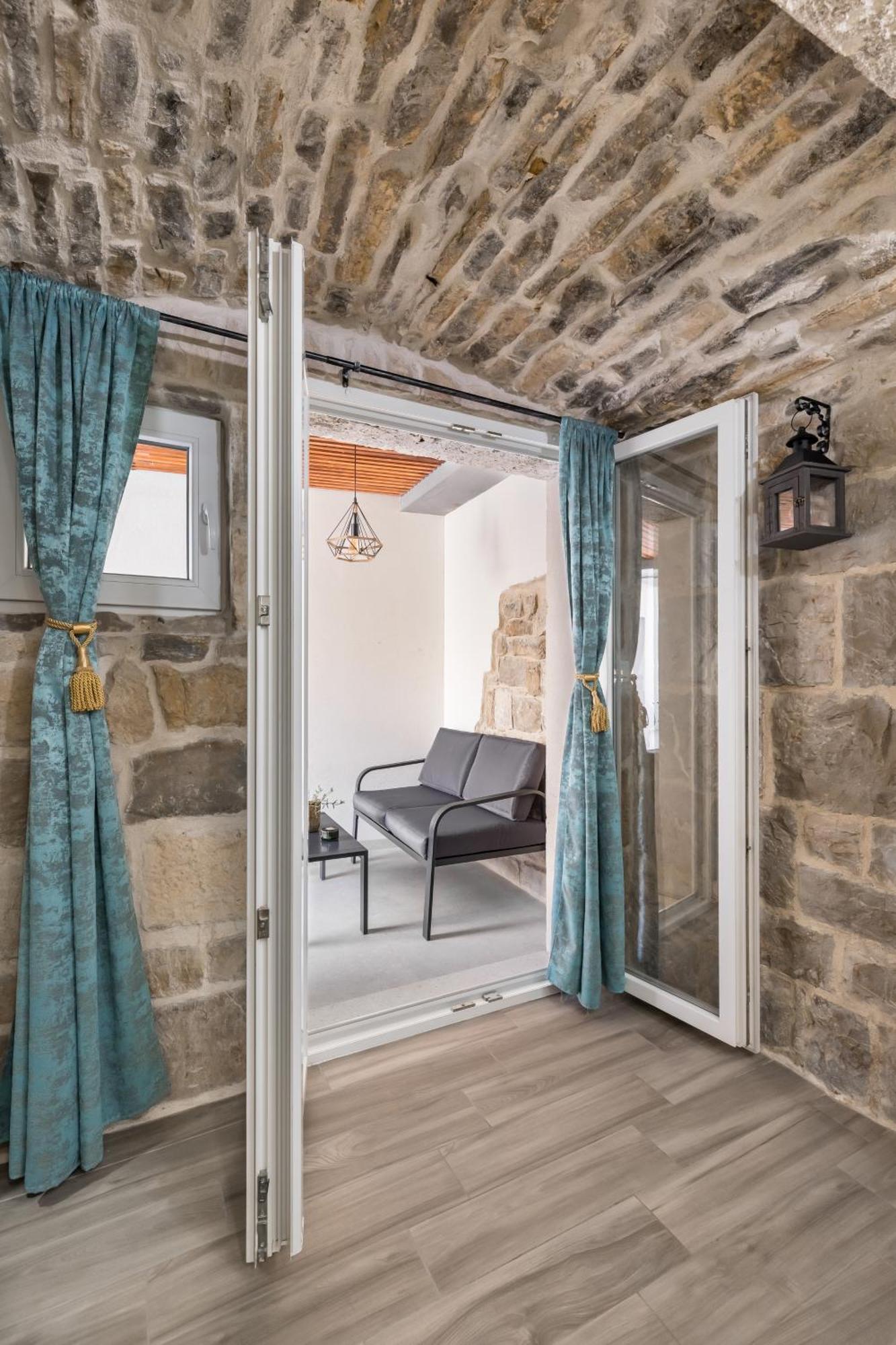 Heritage Apartman Geza In Centar With Private Parking Kaštela Exterior foto