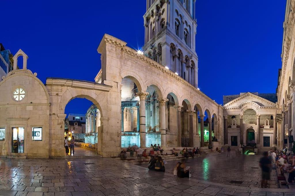 Heritage Apartman Geza In Centar With Private Parking Kaštela Exterior foto